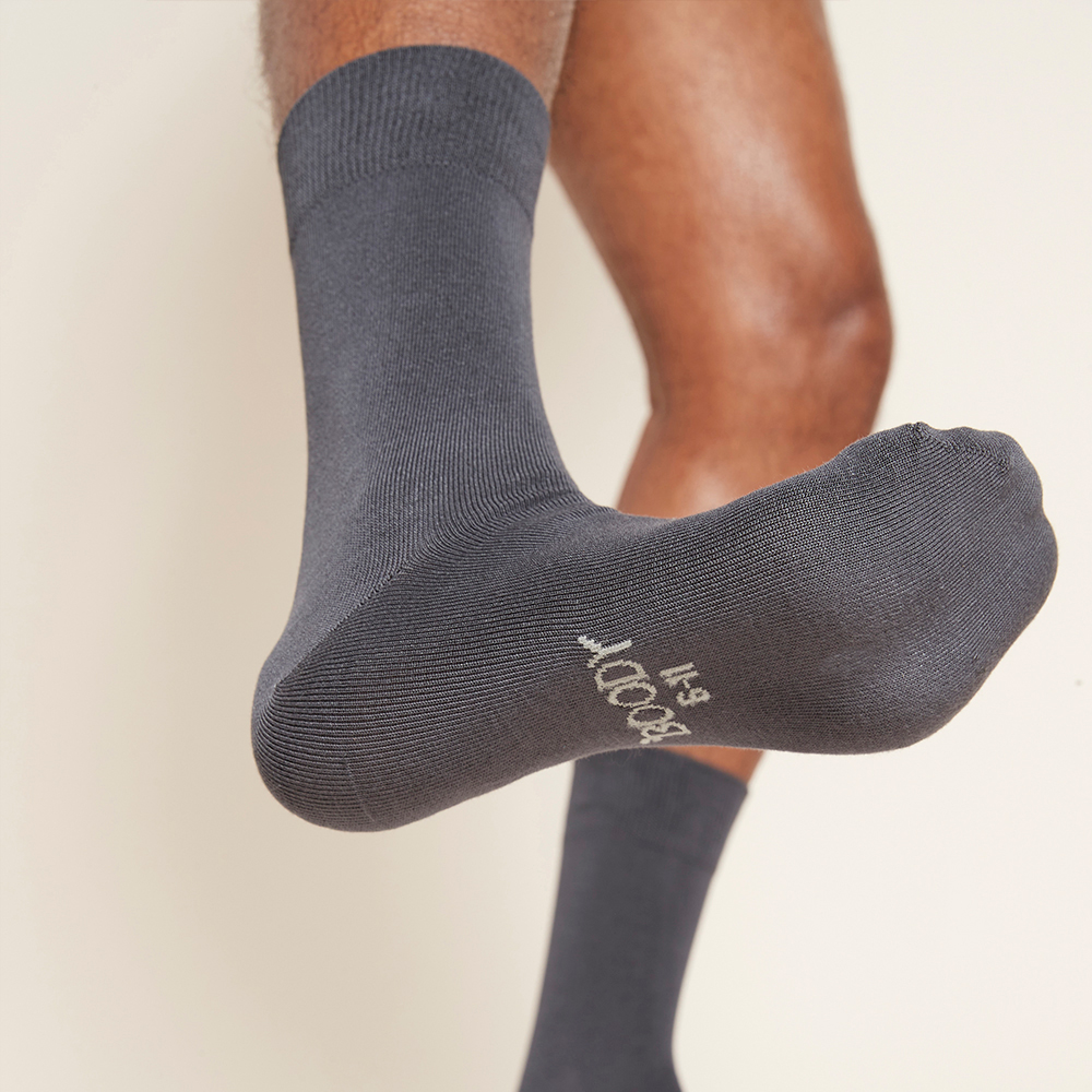 足の臭いが氣になる男性におすすめです。抗菌・防臭素材の快適！竹