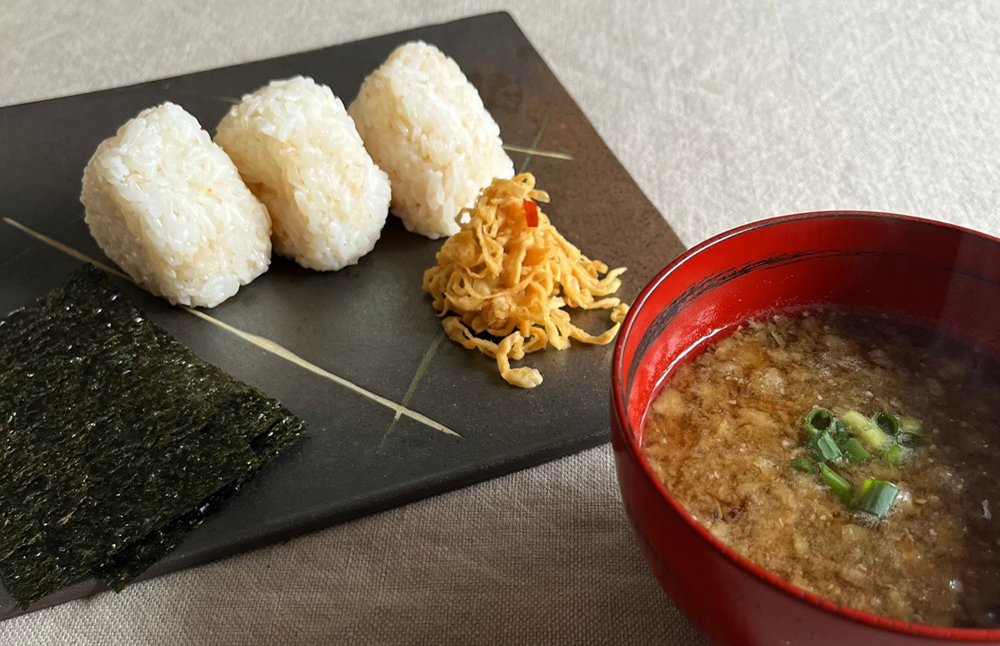 漬物・おにぎり・味噌汁