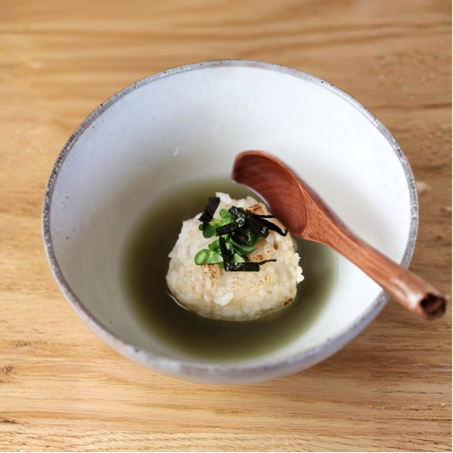 日高産の根昆布とオホーツク海の塩のみで作られた昆布茶はお料理にも