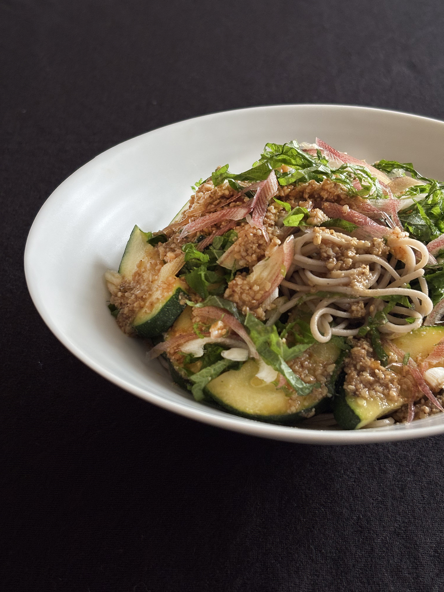 夏野菜の発酵辛味胡麻だれ蕎麦