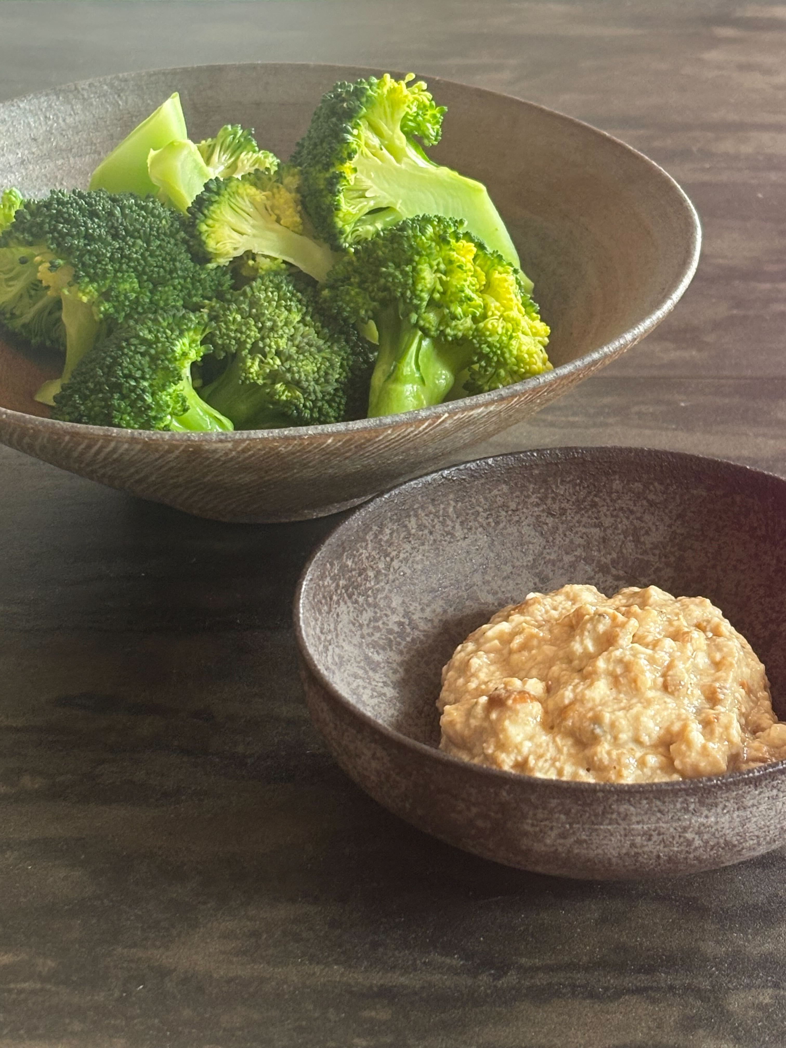 蒸しブロッコリーの発酵ヴィーガンディップ添え