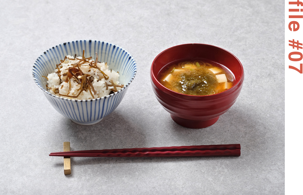 とろろ昆布とお豆腐のお味噌汁